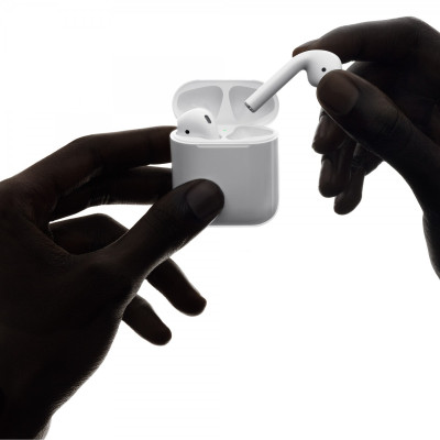 Слушалки Слушалки безжични Оригинални безжични слушалки Apple Air Pods със зареждащ кейс MMEF2ZM/A бели